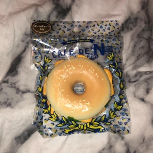 Café de n bagel - Säljer denna squishy från café de n! Superbra skick och har alla tillbehör 💞 