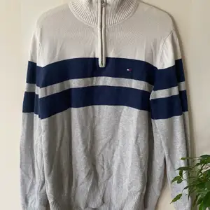 Tommy Hilfiger tröja i herrstorlek M (alltså lite oversize, supersnygg att stoppa in i högmidjade jeans) med dragkedja i kragen. Frakt tillkommer :)