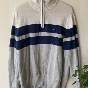 Tommy Hilfiger tröja strl M - Tommy Hilfiger tröja i herrstorlek M (alltså lite oversize, supersnygg att stoppa in i högmidjade jeans) med dragkedja i kragen. Frakt tillkommer :)