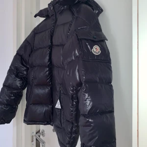 Mörkblå Moncler jacka passform storlek S-M  - Jackan är i bra skick, knappt använd. (Beroende på vilket intresse som visas kan priset stiga om det kommer flera bud) 