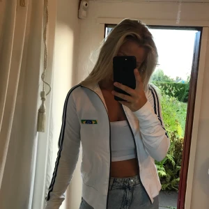 Tröja  - Vit dragkedjströja men fina detaljer. (Strl ?) Skulle säga en XS, skönt att kunna dra upp enda upp till halsen som en polo. 180+frakt