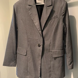 Stadivarius  - Tunn jacka/kavaj, använd 1 gång. Nyskick!! Inköpt för 499 kr. Något oversize i modellen 