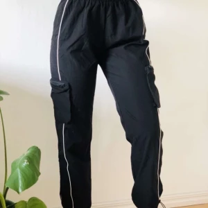 Byxor storlek M (mera som en S) - Buda gärna!                                                                        Lite pösigare i modellen, men skulle säga att dom mer passar en S. Min kompis på bilden har storlek XS i byxor.                                                                                Det är 4 fickor och dragsko i midjan. Använda endast ett få tal gånger. Så i väldigt bra skick! 