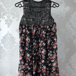  - Blommig kort chiffong klänning/tunika. Lite trasig se bild 3. Annars bra skick. 80cm från axel