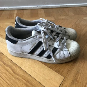  - Slitna men snygga retro adidas superstar skor. Kan mötas upp i Sthlm/Gullmarsplan.