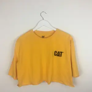 Croppad t shirt från CAT . Storlek large. Kan mötas i Stockholm eller skicka mot att köparen betalar frakt 40kr. Betalning via swish eller kontant.