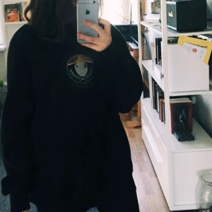  - Superfin collegetröja från Abercrombie. Köpt second hand passar alla storlekar beroende på hur man vill att den ska sitta. Supersnygg oversize, jag har storlek S men funkar lika bra på en L/XL