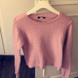  - Rosa tröja från bikbok. Finns ingen storlekslapp. Tror S/M. Pris: 35kr