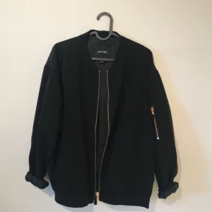  - Svart bomberjacka från monki. Skitsnygg inför sommaren!  Frakt betalas av köparen ✨