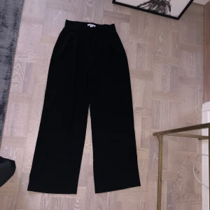  - Vida svarta kostymbyxor med tight hög midja. Passar S och M. Använda 1 gång så i nyskick.  Kan mötas i Sthlm eller skicka, köparen betalar frakt.