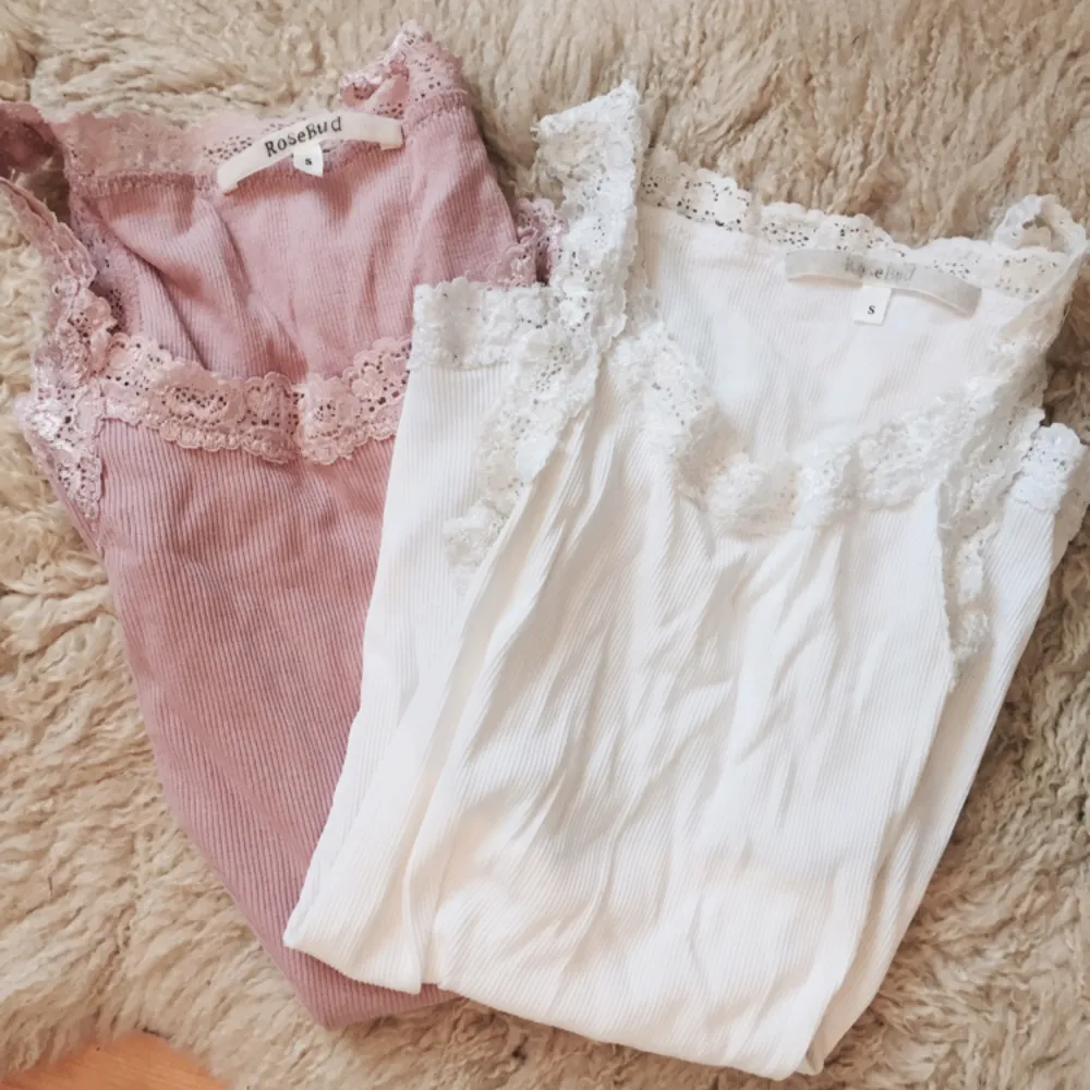 Linnen i rosa och vitt från Rosebud! 50:- styck eller båda för 80:-🌸. Skjortor.
