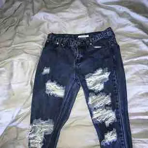 ett par mörkblåa, slitna jeans som helt enkelt inte är min stil längre. Passar mer som en M men funkar perfekt för personer med storlek S om man använder ett skärp till. Som nyskick. Jeans & Byxor.