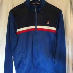  - Skitsnygg fila tracktop från Fila White Line i fint skick och knappt använd då sen är lite liten i sin strl. 💥 