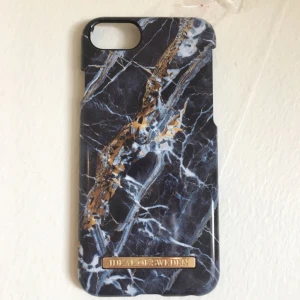  - Helt nytt Ideal of Sweden skal i en blå/guldig färg. Skriv till mig vid intresse. Passar Iphone 7/6/6S.