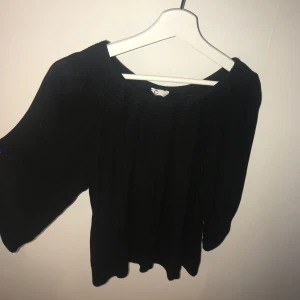  - Off-the-shoulder topp i svart från Cubus! Aldrig använd och mycket luftigt tyg perfekt till sommaren!  Kan posta men då står köparen för frakten!