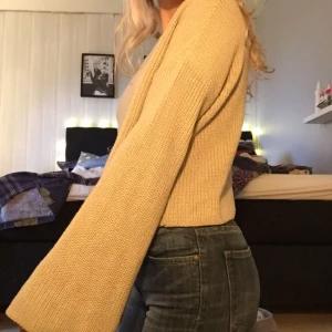  - Beige stickad tröja med vida ärmar från NA-KD Storlek: XXS Skick: helt ny, aldrig använd.  Pris: 240kr + frakt Alla priser kan diskuteras. Finns ute på flera sidor. 