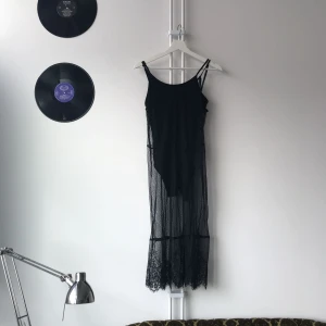  - Från HM ❤️ Coachella Aldrig använd. Djup urringning i ryggen.  Frakt betalas av köparen. Kan också mötas upp i centrala Sthlm :) 