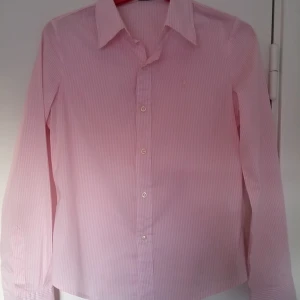 - Woman's shirt Ralph Lauren, S. I bra skick!  Använt få gånger, men den passar mig inte längre.  Frakt är inkluderat i priset. 