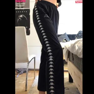  - Kappa byxor köpta på urban outfitters i höstas, har en liten fläck på vänstra knäet från franslim:( 