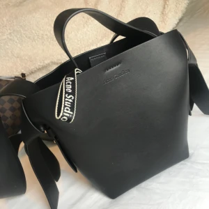  - Säljer min äkta acne studios väska ny pris 8000, vid snabb affär kan priset diskuteras