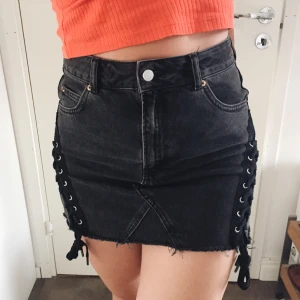  - Sjukt snygg kjol från Topshop! Mycket bra skick. Passar även 36/38. Slitning nedtill. Snörningen på sidorna är en mycket uppskattad detalj👌🏼  Frakt ingår! 