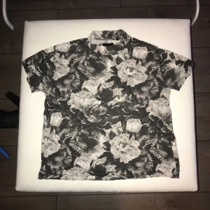  - Saint and Mortals T-shirt från Carlings i bra skick någon gång använt Passar en XS-S