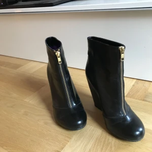  - Kilklackar med guldkedja fram