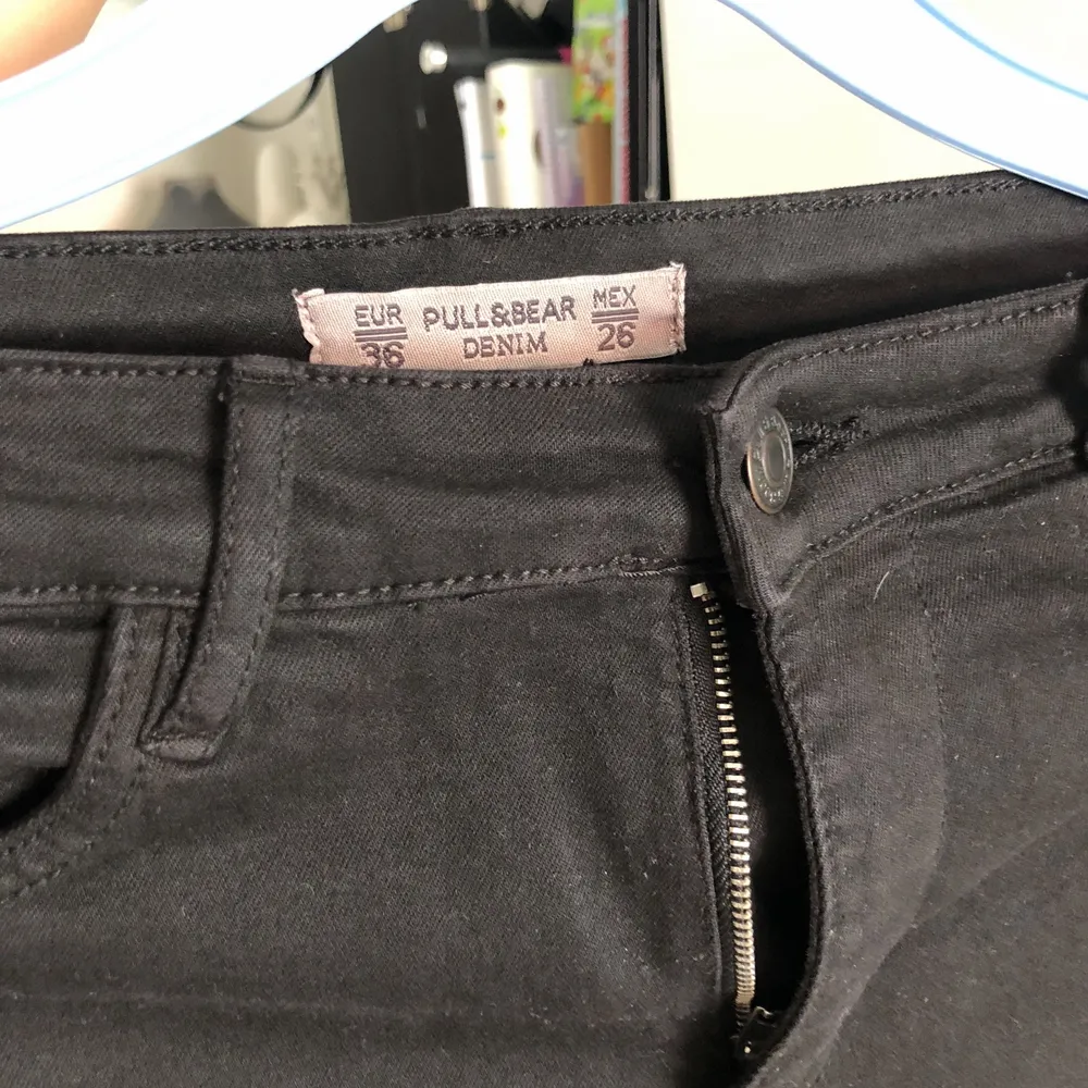 Svarta cardoliknande byxor från Pull&bear, edast använda 1 gång! Köparen står för frakt och pris kan diskuteras🌸. Jeans & Byxor.