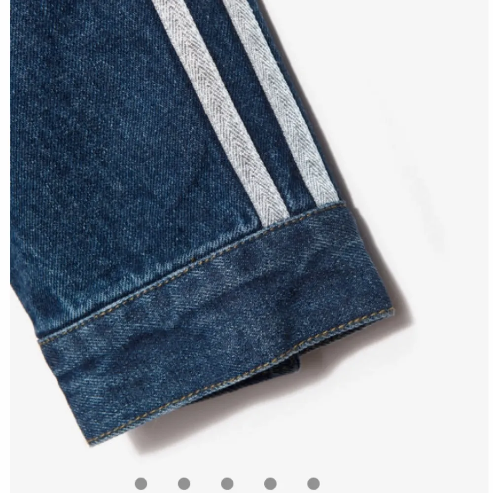 En jeansjacka med glittriga stripes på sidan.. Jackor.