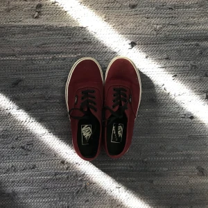  - Ett par vinröda vans i purfärskt skick! Köpta här på Plick, men tyvärr för små för mig. Frakten ingår i priset 🌼  