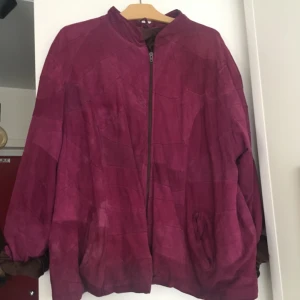  - Vintage mocka-jacka. Köpt second hand och sparsamt använd. Några pigmentförändringar men annars i bra skick.