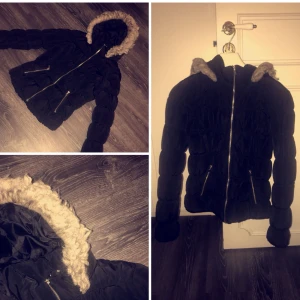  - Svart jacka med pälskrage  OBS!!: vid tvätt förstördes fakepälsen på luvan. Den ser annorlunda ut än vad den gjorde vid köp. Är strävare och tovigare!  Pris kan diskuteras! Köparen står för eventuella fraktkostnader. 😃 tar swish & kontanter. 💸