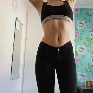  - Svarta, knappt använda jeans från Gina tricot i modellen Alex. Medel/låga i midjan och ett stretchigt tyg. Köparen står för frakt✨