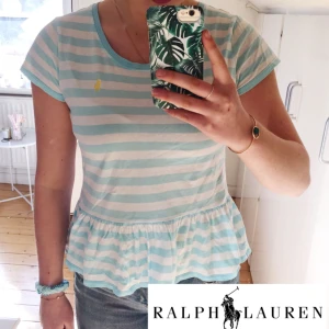  - Randig Ralph Lauren T-shirt. Storlek XL (16) barn, vilket motsvarar XS/S. Hör av dig för mer info! 