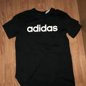  - Äkta. Storlek 158 men passar xs-s