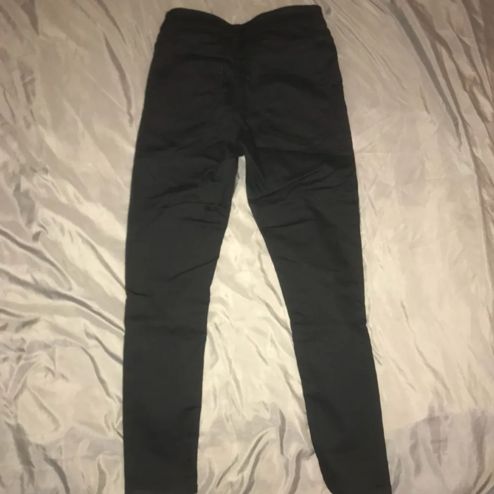 Fina svarta jeans från Bikbok. . Jeans & Byxor.