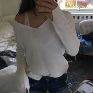  - Vit stickad tröja med slits på ärm. Ej använd. Super fin