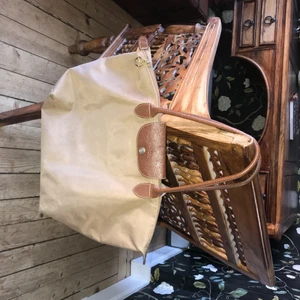  - Longchamp Väska. Har i fler färger: mörkblå, mörkbrun, och rosa skickar mer bilder på begäran. Pris kan diskuteras