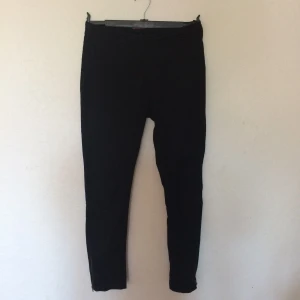  - Svarta byxor från Indiska.  Dragkedja längst ned på benen samt i midjan. Som nya!