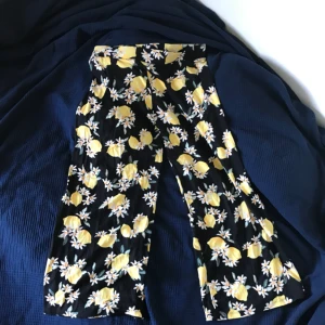  - Jättefina byxor från Gina tricot. Endast provade. Butikspris 199kr. Mitt pris 90kr. Vid frakt betalar du porto på 39kr. Alltså byxa + frakt = 129kr