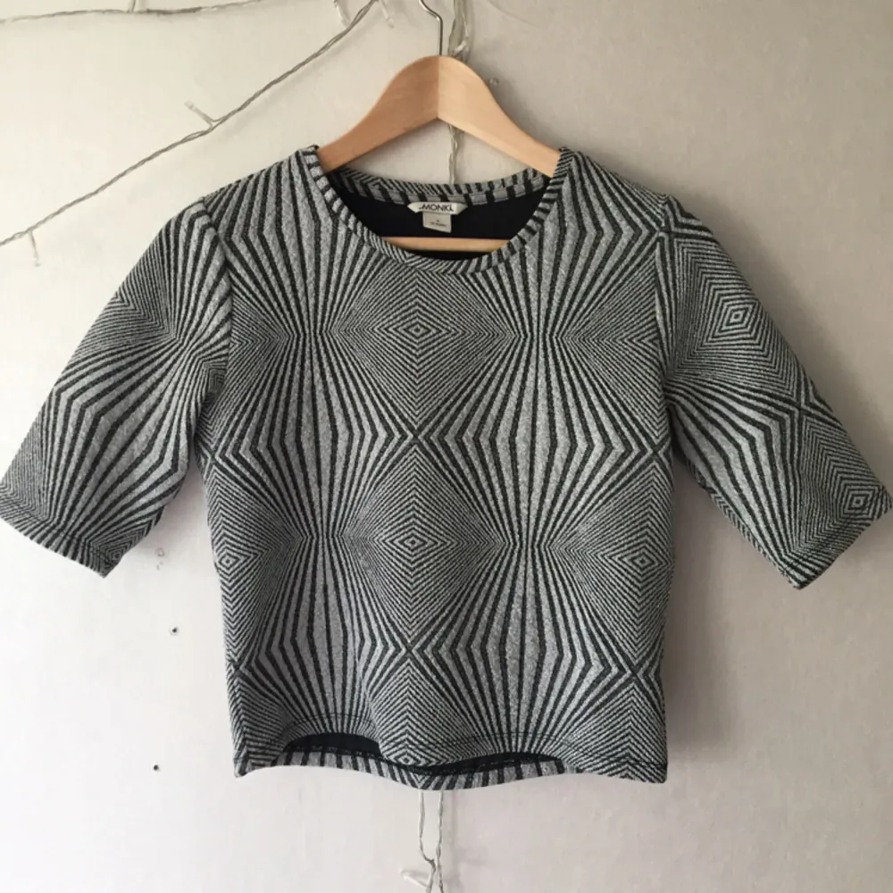 Glittrig mönstrad tröja från Monki, köpt 2015. I fint skick, gjord på polyester. Perfekt för fest! (Frakt tillkommer). Toppar.