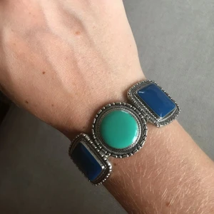  - Armband med stenar  Ca 5,5 cm i diameter Stretchig tråd  