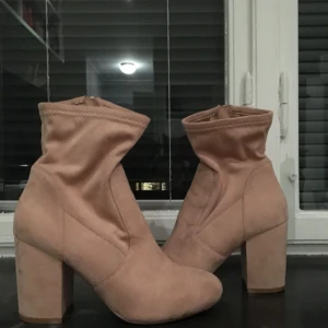  - Skor beställda från ASOS sommaren 2016. Använda 3 gånger då jag inte kan gå i klackar. UK storlek 5. Köparen står för frakten :)  