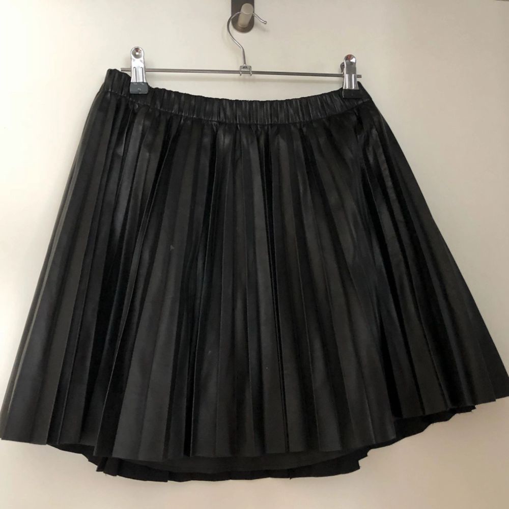 Vippig kjol i äkta skinn från hm | Plick Second Hand