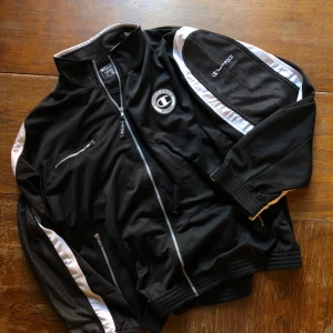  - Vintage Champion sportjacka i trevligt använt skick från slutet av 90-talet / början på 2000. 