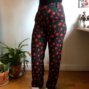  - Långa blommiga kostymbyxor. Ganska höga i midjan. Aldrig använda! 