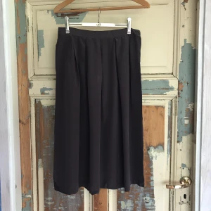  - Plommonfärgad Plisserad kjol i 100% siden. Tunn och härlig nu på sommaren till blus eller mer nerdressat med T-shirt. Står stl 40 men känns mer som en 38.