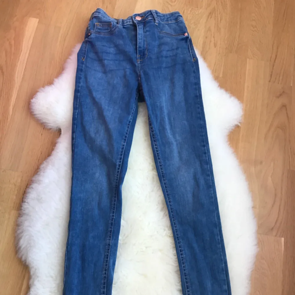 Molly jeans , helt oanvänd i storlek S. Passar även xs. 250:- byter ej. Jeans & Byxor.
