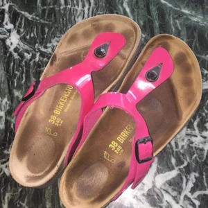 - Birkenstock i använt skick (syns på sulan men ej på remmen). Mer som en 39a än en 38a. Världens skönaste och bästa sko! Köparen står för frakt. 