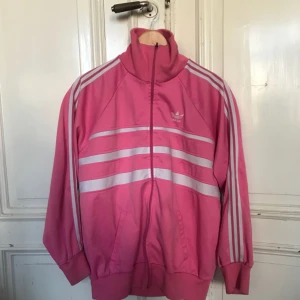  - Vintage Adidas Tracksuit Jacket från 80-talet - Large  Vintage adidas från 80-talet. Ovanligt modell. Trevligt skick, det finns ett par mindre fläckar som sannolikt går att åtgärda. Använt skick.  Storlek: Large (France 192)